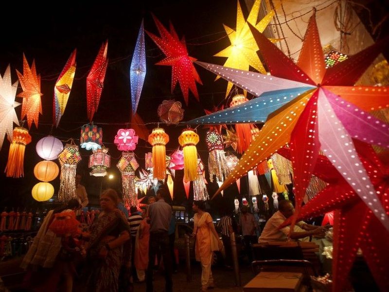 Tendency to buy Indian-made items for Diwali, lanterns, panatyas for sale | दिवाळीसाठी भारतीय बनावटीच्या वस्तुखरेदीकडे कल, कंदील, पणत्या विक्रीसाठी दाखल
