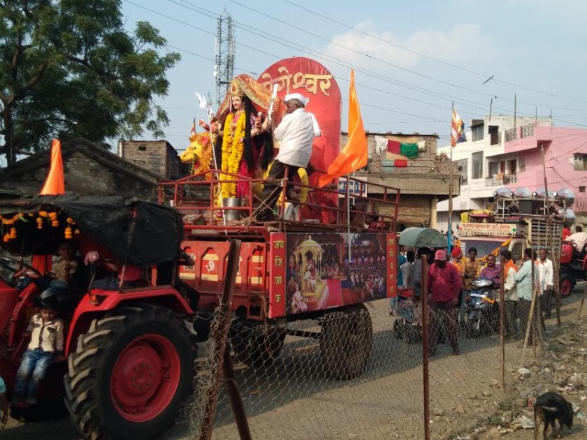 Durga immersion procession in Malegaon stalled for three hours | ‘डीजे’वरून मालेगाव येथे दुर्गा विसर्जन मिरवणूक तीन तास ठप्प