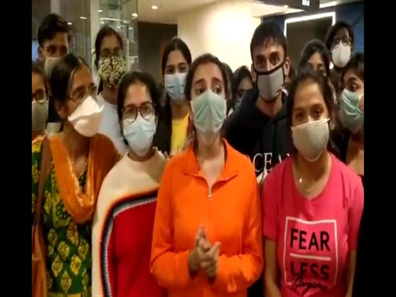 50 students stuck at Singapore airport beacuase of coronavirus; He went to the Philippines for medical education | कोरोनामुळे 50 विद्यार्थी सिंगापूर विमानतळावर अडकले; वैद्यकिय शिक्षणासाठी गेले होते फिलीपायीन्सला
