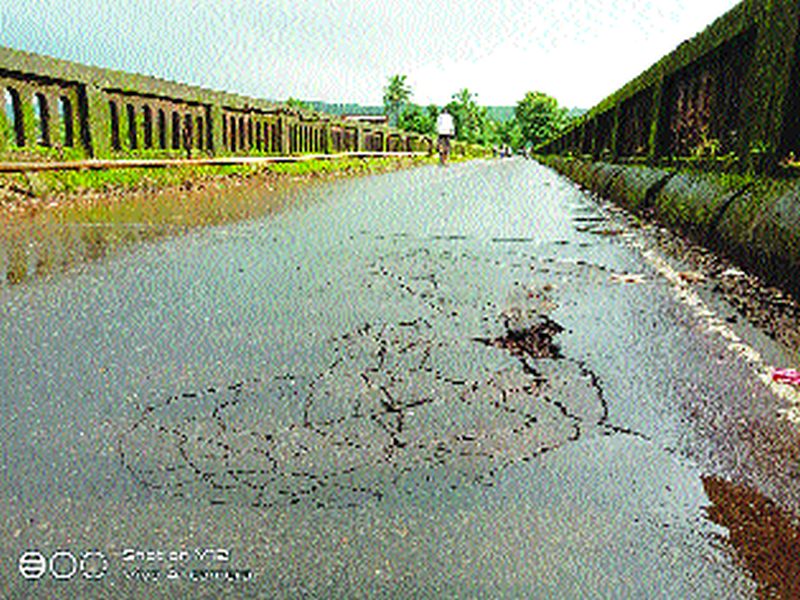 The bridge connecting Kharwali Birwadi is in a dangerous condition | खरवली बिरवाडी या गावांना जोडणारा काळ पूल धोकादायक अवस्थेत