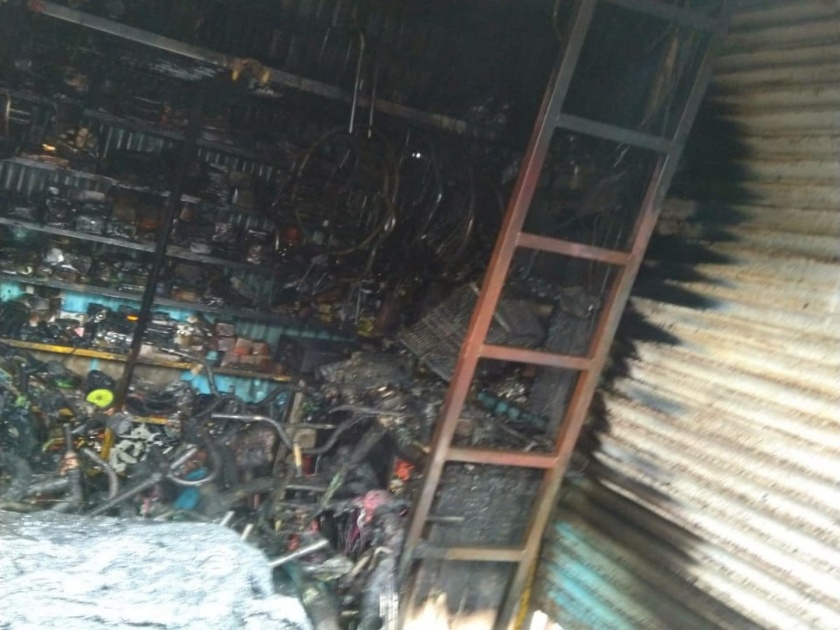 Fire at bicycle spare part shop at Hinganghat | हिंगणघाट येथे सायकल स्पेअर पार्टच्या दुकानाला आग