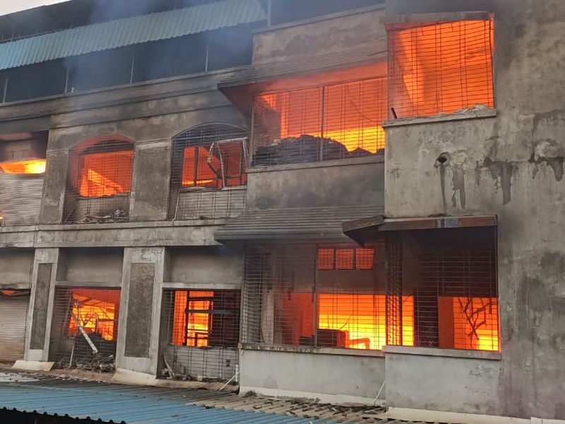 A huge fire broke out at Kapil Rayon India Company in Bhiwandi MIDC area | भिवंडी एमआयडीसी परिसरात कपिल रेयॉन इंडिया कंपनीला भीषण आग