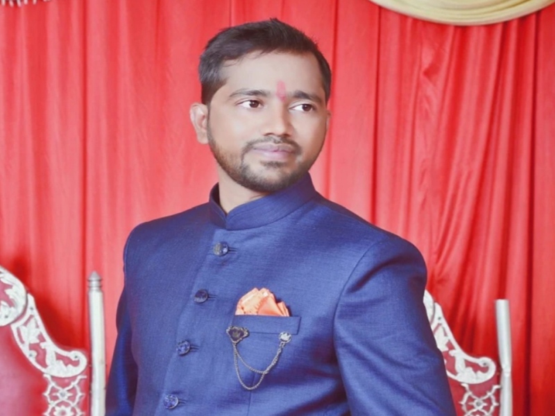 Tushar Nivruti Shinde from Ahmednagar has been selected as Tahasildar | कौतुकास्पद! वडिलांच्या कष्टाचं चीज; गवंड्याचा मुलगा झाला तहसीलदार