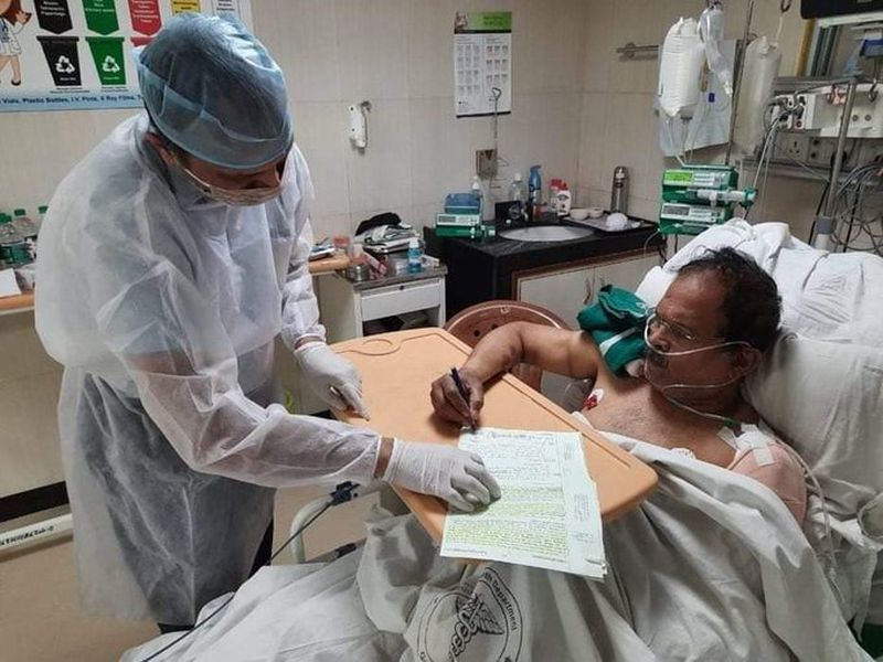 Minister of State Shripad Naik is also performing his duties from the hospital during treatment. | सलाम! अपघातात पत्नी गेली, प्रकृती खालावली; पण तरीही केंद्रीय मंत्री बेडवरून करताहेत काम