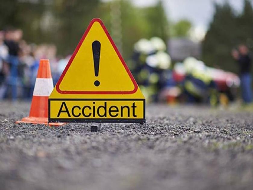 A young bike rider dies after colliding with a standing truck without reflector | रिफ्लेक्टर नसलेल्या ट्रकमुळे वर्षभराच्या चिमुकल्याचे पितृछत्र हरविले