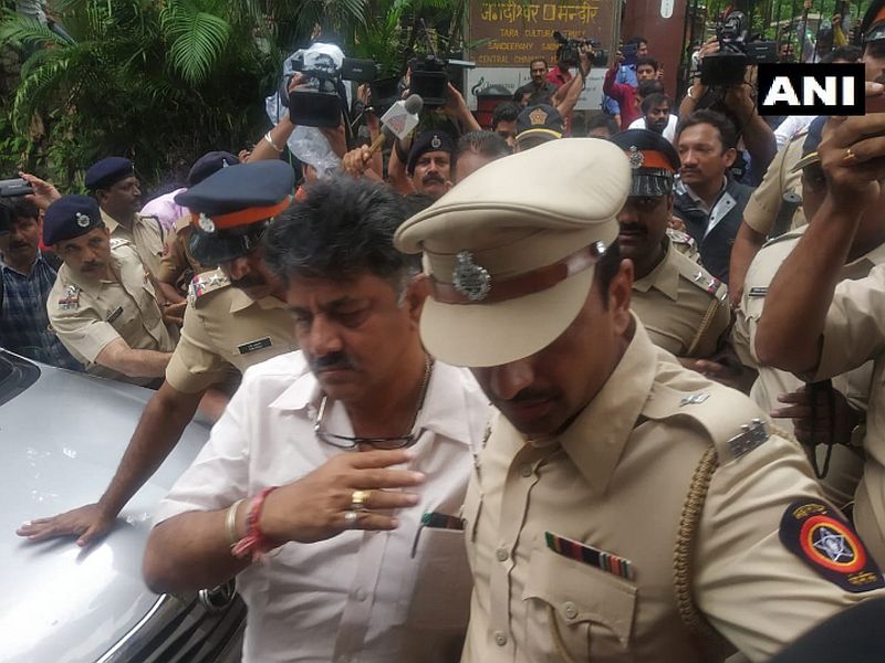 congress leader dk shivakumar reached mumbai to meet party mla police said no entry | बंडखोर आमदारांच्या भेटीसाठी काँग्रेसचे 'संकटमोचक' मुंबईत, पण...