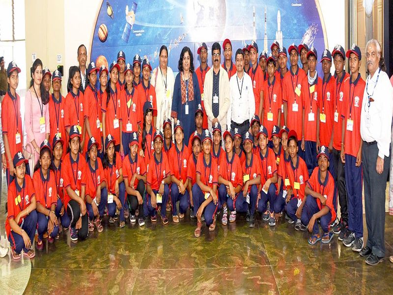 The students of the ashram school board 'ISRO'; South India tour of 50 people |  आश्रमशाळेच्या विद्यार्थ्यांची विमानाने ‘इस्रो’वारी; ५० जणांची दक्षिण भारत सहल