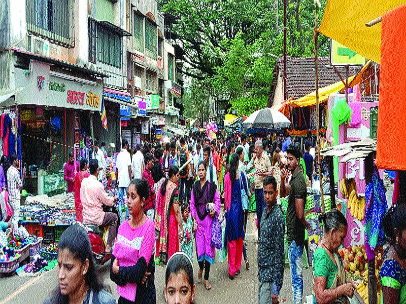 Debt market buys for Diwali shopping | दिवाळीच्या खरेदीसाठी कर्जत बाजारपेठ फुल्ल