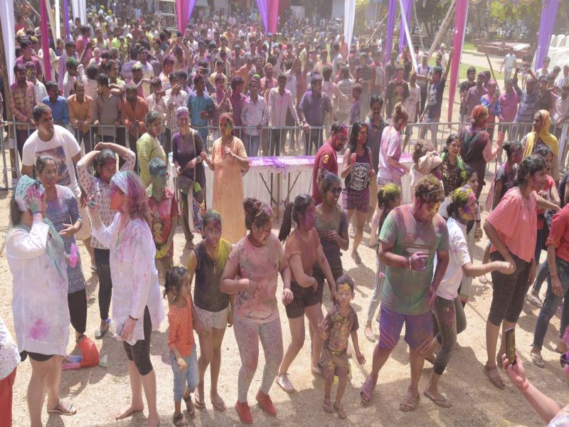 Despite the horror of Corona in mind, foreign tourists Holi celebrated in Goa | मनात कोरोनाची धास्ती तरी, विदेशी पर्यटकांकडून गोव्यात उत्साहात होळी