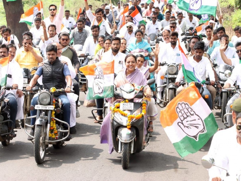 Unprecedented response to Congress' Jan Samswad yatra in Tivasa Constituency; Kalavati Bandurkar became the attraction | काँग्रेसच्या जनसंवाद यात्रेला अभूतपूर्व प्रतिसाद; कलावती बांदुरकर ठरल्या आकर्षण