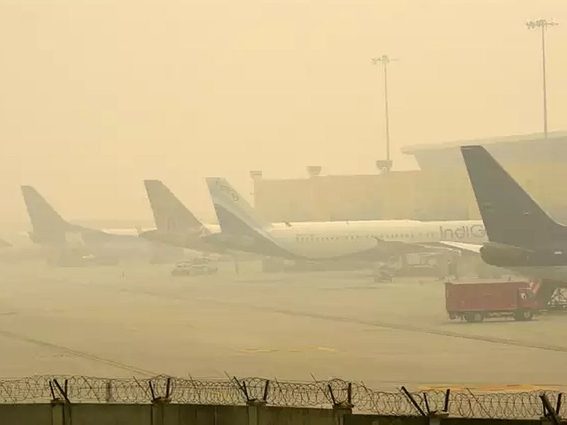37 flights to Delhi were diverted due to pollution | दिल्लीला येणारी ३७ विमाने प्रदूषणामुळे अन्यत्र वळविली