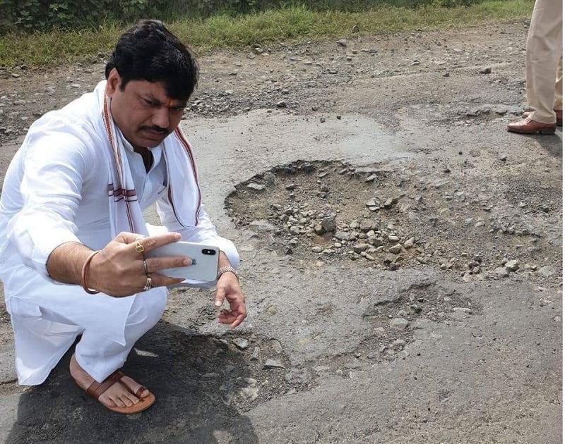"Respected Dada see this potholes"; Dhananjay Mude's selfie in the pothole on Gangakhed-Parbhani road | "आदरणीय चंद्रकांतदादा हे पहा खड्डे" ; गंगाखेड-परभणी रस्त्यावरील खड्डयात विरोधी पक्षनेते धंनजय मुडे यांचा सेल्फी