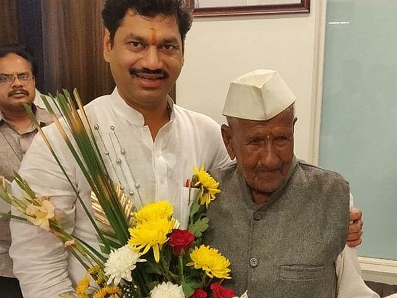 118-year-old Dadarao has reached Mumbai in a lively meeting of Dhananjay Munde | धनंजय मुंडेंची हवीय भेट, बीडच्या 118 वर्षीय दादारावांनी मुंबईच गाठलं थेट