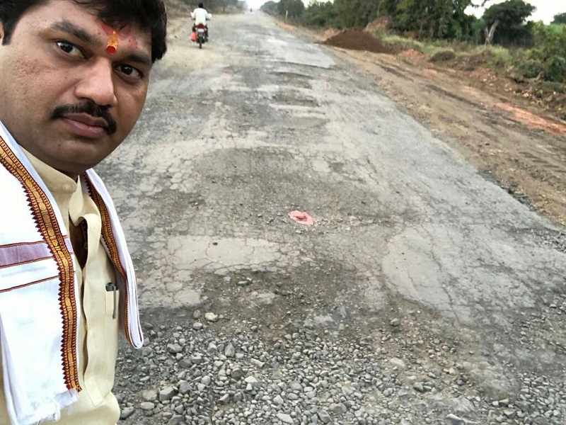 Leader of the Opposition Dhananjay Munde jumps in the campaign of 'Selfie With Khade'! | आता विरोधी पक्षनेते धनंजय मुंडे यांचीही 'सेल्फी विथ खड्डे'