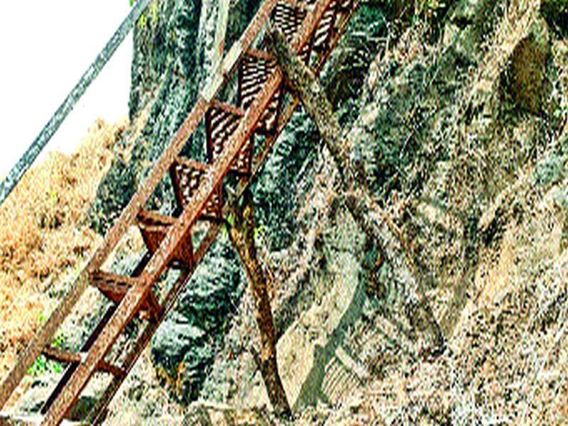 Wooden pipe to the shaft of ryareshwar fort | रायरेश्वर किल्ल्याच्या शिडीला लाकडाचा ठेपा