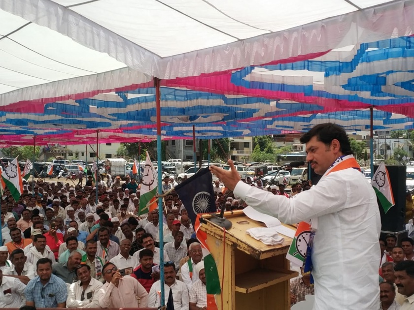 lok sabha election 2019 Dhananjay Munde in jalgaon | हफ्तेखोरांच्या हाती जळगावचा कारभार देणार का ? : धनंजय मुंडे