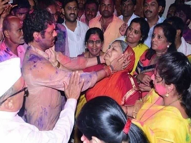 Maharashtra Vidhan Sabha Result: My son wins ... mother of dhananjay munde emotional after victory of parli | महाराष्ट्र निवडणूक निकालः 'माझा धनु जिंकला'... धनंजय मुंडेंच्या विजयानंतर मातोश्रींना अश्रू अनावर