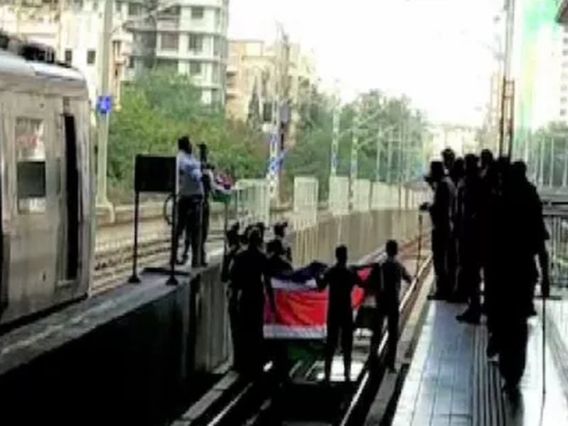 Bharat Bandh : MNS workers stop metro train in D N Nagar | Bharat Bandh : आंदोलकांनी डीएननगर मेट्रो स्थानकात काही काळ मेट्रो रोखली 