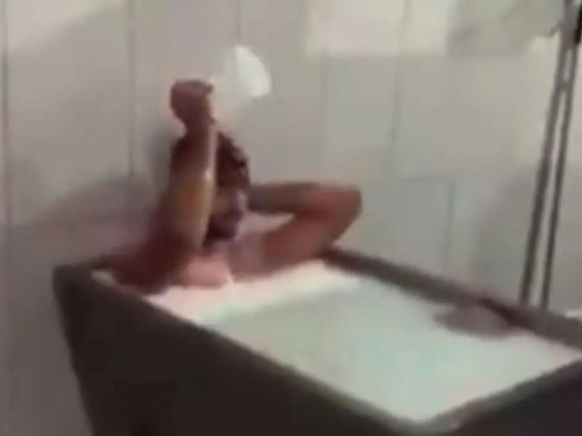 Shocking Video! Dairy worker's bath in milk; Arrested after went viral | खळबळजनक Video! डेअरी कर्मचाऱ्याची दुधामध्ये अंघोळ; व्हायरल होताच अटक