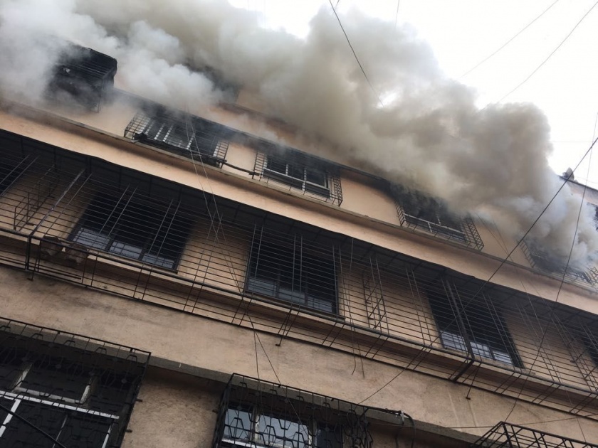 A fire broke out in a house near Dombivli Tilak Talkies | डोंबिवलीत लागलेली आग नियंत्रणात; साडेचार तासांनी आगीवर नियंत्रण