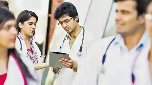 Ayurvedic doctors get half the salary than MBBS | आयुर्वेदिक डॉक्टरांना मिळतोय ‘एमबीबीएस’ पेक्षा निम्माच पगार