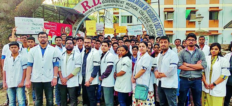 Nagpur Medical College Hospital, by band black ribbon did patient services | नागपूर मेडिकल कॉलेज इस्पितळात काळी रिबीन बांधून रुग्णसेवा