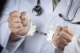 CoronaVirus News : Suspended doctor handcuffed, beaten by police, shocking incident in Andhra Pradesh | निलंबित डॉक्टरला बेड्या घालून पोलिसांची मारहाण, आंध्र प्रदेशातील धक्कादायक घटना