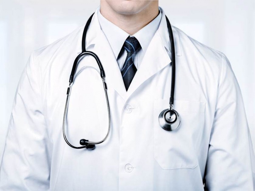 Doctors white coat often contaminated with harmful bacteria | डॉक्टरांच्या पांढऱ्या अ‍ॅपरनमध्ये असता गंभीर बॅक्टेरिया - रिसर्च