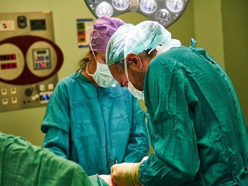 Why doctors wear green clothes during operation? | डॉक्टर ऑपरेशनवेळी हिरव्या किंवा निळ्या रंगाचे कपडेच का वापरतात?