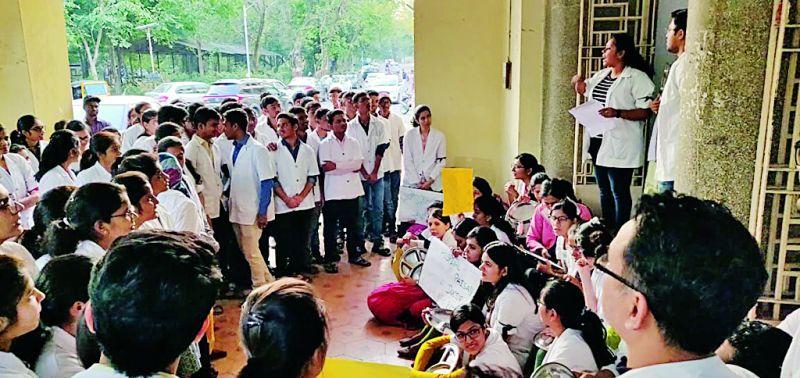 Thali Bajao movement of doctors at Nagpur Medical College Hospital | नागपूर मेडिकल कॉलेज इस्पितळातील डॉक्टरांचे थाळी बजाओ आंदोलन