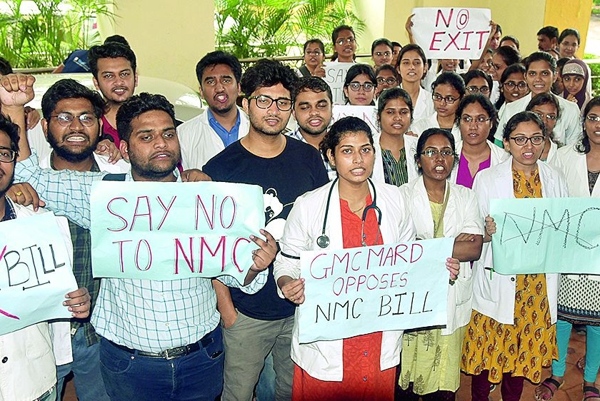 Medical: Resident doctor's protests against NMC | मेडिकल : एनएमसी विरोधात निवासी डॉक्टरांची निदर्शने 