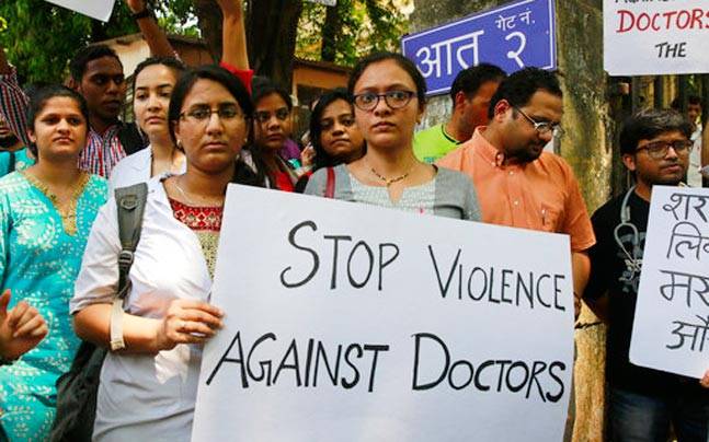 Today's resident doctors across the state today organized a one-day workshop agitation | राज्यभरातील निवासी डॉक्टरांचे आज एकदिवसीय कामबंद आंदोलन