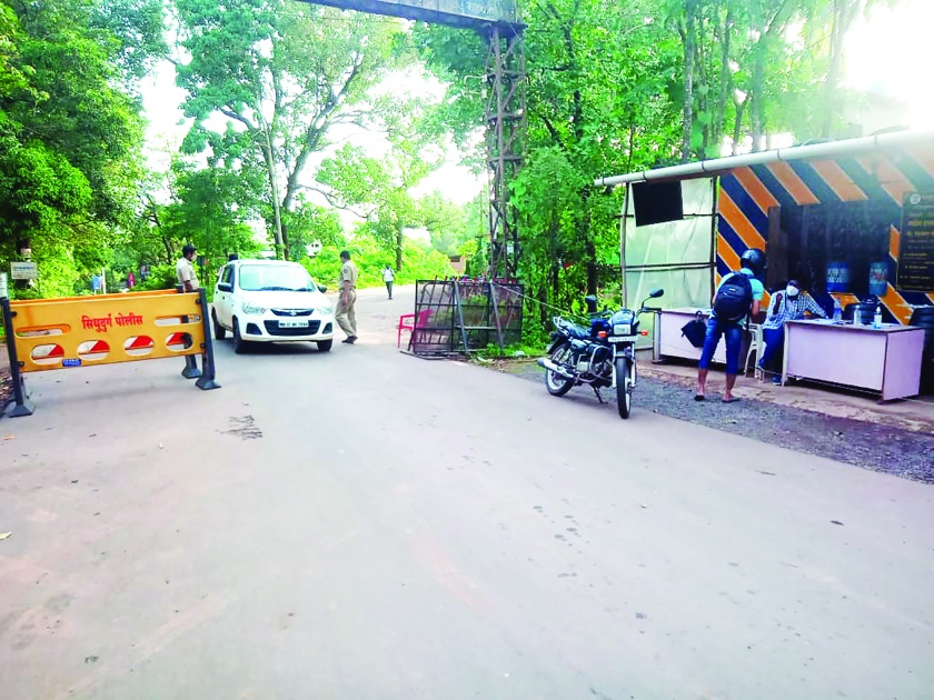 Corona virus in Sindhdurg: Thorough inspection of vehicles at Goa border check post | Corona virus In Sindhdurg : गोवा सीमा तपासणी नाक्यावर वाहनांची कसून तपासणी