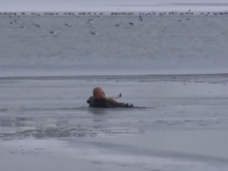 Watch viral video turkish officer risks his own life to save dog | बर्फाने गोठलेल्या तलावात उडी घेऊन 'त्याने' वाचवला कुत्र्याचा जीव!