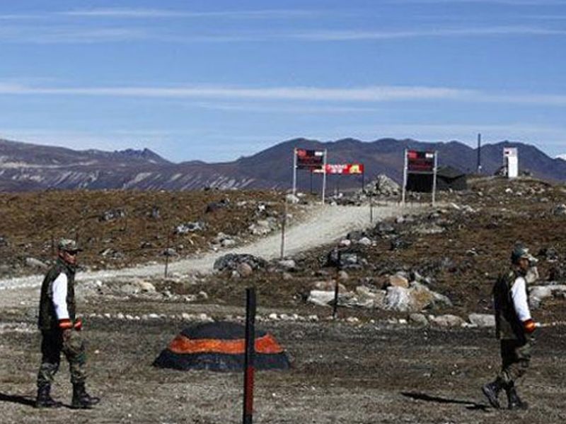 China's support for building a military base in Dokalmal | डोकलाममध्ये लष्करी जाळं उभारण्याचं चीननं केलं समर्थन