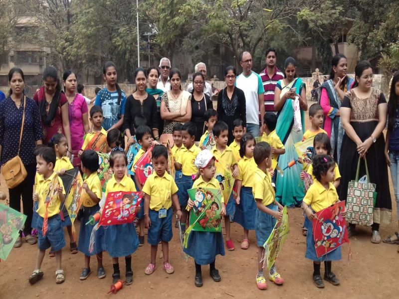 Makar Sankranti 2018: kite festival in dombivali | Makar Sankranti 2018 : बच्चे कंपनीने लुटला पतंग महोत्सवाचा आनंद