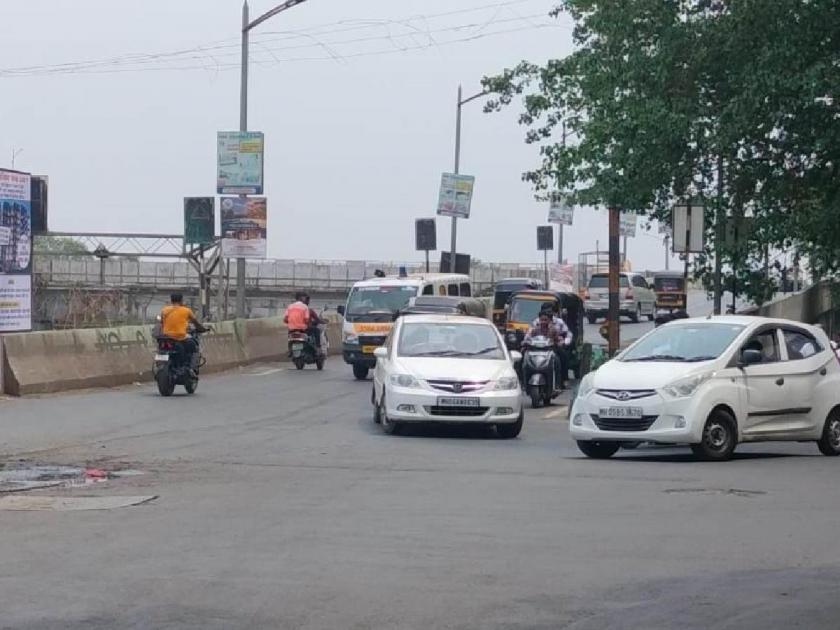 The 'U turn' along the Thakurli flyover is blocking dangerous vehicles; An invitation to an accident | ठाकुर्ली उड्डाणपूलालगतचा 'यू टर्न' ठरतोय धोकादायक वाहनांचा खोळंबा; अपघाताला मिळतेय निमंत्रण