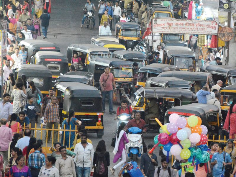 How long will the rickshaw pullers suffer? | रिक्षाचालकांचा उद्दामपणा किती काळ सहन करायचा?