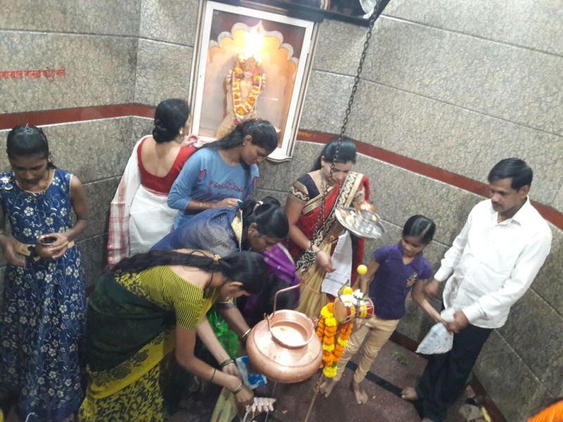 Dombivali : Mahashivratri celebration at Pipaleshwar, Manpadeshwar and khidkaleshwar | डोंबिवली : महाशिवरात्रीनिमित्त खिडकाळेश्वर, मानपाडेश्वर व पिंपळेश्वर मंदिरात भाविकांची गर्दी 