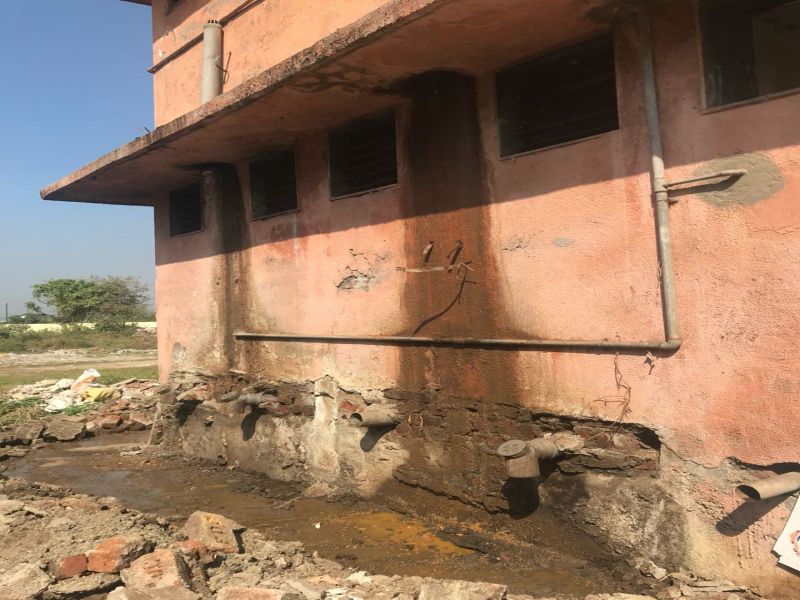 Dombivali : toilets repairing work Without permission | डोंबिवलीत आयरे गावात वर्क आॅर्डर नसताना शौचालयाच्या दुरुस्तीचे काम?