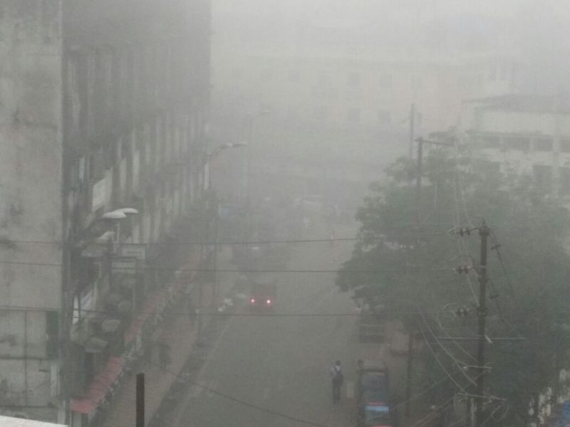 Due to high fog, central railway delayed | दाट धुक्यामुळे मध्य रेल्वेचा वेग मंदावला, वाहतूक 15 मिनिटं उशिरानं