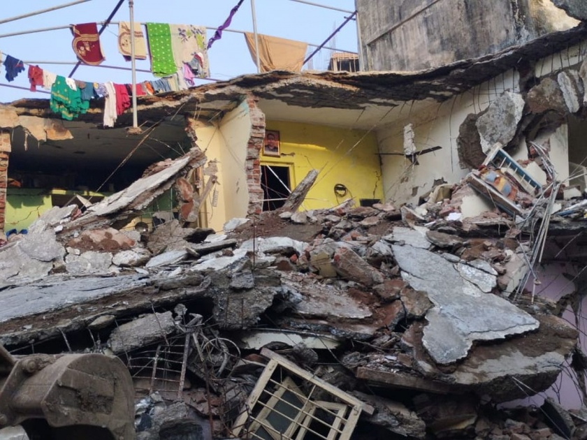 Part of a dangerous building collapsed in Dombivli; Fortunately there were no casualties | डोंबिवलीत धोकादायक इमारतीचा भाग कोसळला; सुदैवाने जीवितहानी नाही