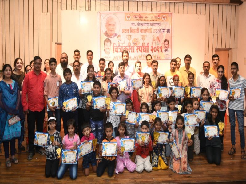 258 artists participate in painting competition in Mhatre nagar | म्हात्रेनगरच्या चित्रकला स्पर्धेमध्ये २५८ चित्रकारांचा सहभाग, जादुच्या प्रयोगाला विशेष पसंती