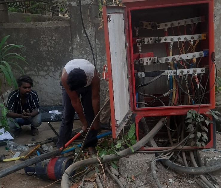 Electricity supply stopped for twelve hours due to faulty cable in MIDC | एमआयडीसीत केबल नादुरुस्त झाल्यामुळे बारा तास वीज पुरवठा बंद