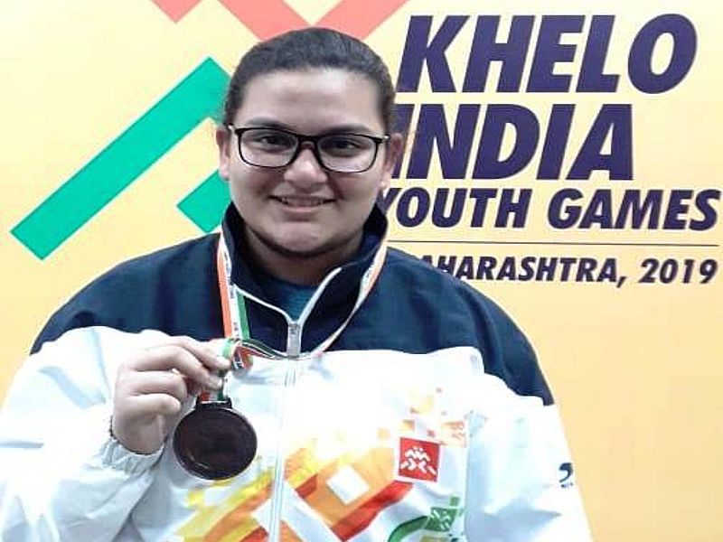 Sharwari Bhoir won bronze medal in khelo india Shooting Championship | राष्ट्रीय पिस्तुल शुटींग स्पर्धेत शर्वरी भोईरला कांस्यपदक