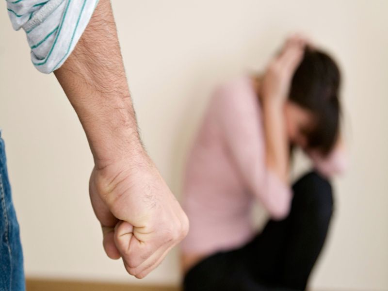 domestic violence needs a lockdown | हात मिळवू नका, मनं जुळवा, कौटुंबिक हिंसाचारास लॉकडाउनची गरज  