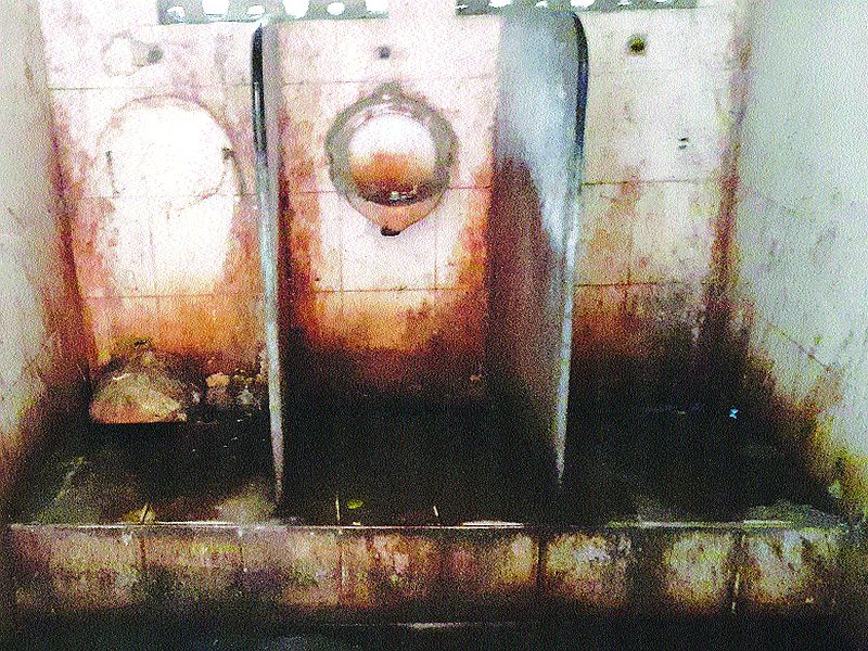 Residents accuse municipal corporation of neglecting repairs | डोंबिवलीतील इंदिरानगरमधील स्वच्छतागृहांचे तीनतेरा; प्रचंड घाण, दुर्गंधी, उंदीर-घुशींचा वावर