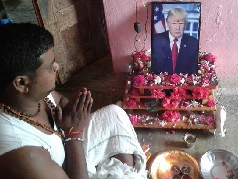 Telangana farmer worships US President Donald Trump | अमेरिकेचे अध्यक्ष देवघरात, तेलंगणच्या शेतकऱ्याने पुजली डोनाल्ड ट्रम्प यांची प्रतिमा