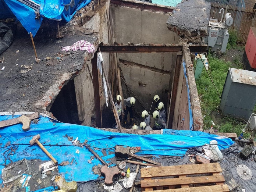 One person was dead and another injured when a slab of a house collapsed in dongri | घराचा स्लॅब कोसळून एकाचा मृत्यू तर एकजण जखमी 