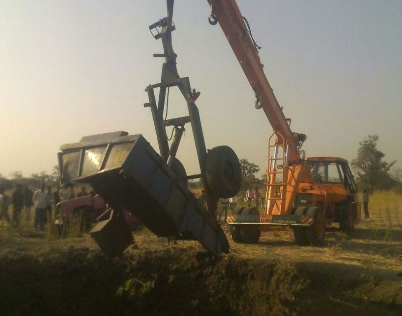 Washim: A tractor drowned in Dongrkhihi; One killed on the spot! | वाशिम : डोंगरकिन्ही येथे ट्रॅक्टर विहिरीत पडले; एकजण जागीच ठार!